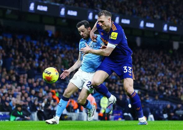 Bernardo Silva of Manchester City and Dan Burn of Newcastle United Manchester City v Newcastle United, Premier League, Football, Etihad Stadium, Manchester, UK - 21 Feb 2026Manchester Etihad Stadium United Kingdom EDITORIAL USE ONLY No use with unauthorised audio, video, data, fixture lists, club league logos or live services. Online in-match use limited to 120 images, no video emulation. No use in betting, games or single club league player publications. Copyright: xMattxWest Shutterstockx 16681542aa