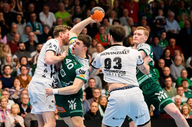 Goeppingen HBL 25 26 Frisch Auf Goeppingen THW Kiel Elias Newel Goeppingen , Veron Nacinovic THW Kiel , Ymir Gislason Goeppingen Goeppingen EWS Arena Baden Württemberg Germany