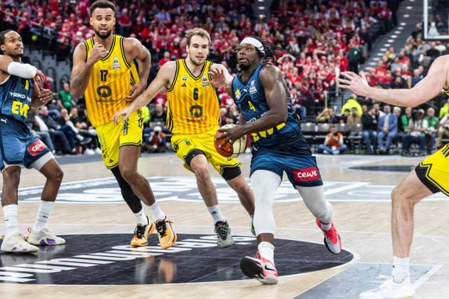 GER, BMW Top Four, Basketball BBL Pokal, semi-final, ALBA Berlin EWE Baskets Oldenburg 21 02 2026, SAP Garden, Munich, GER, BMW Top Four, Basketball BBL Pokal, semi-final, ALBA Berlin EWE Baskets Oldenburg Brian Fobbs EWE Baskets Oldenburg 4 , Malte Delow ALBA Berlin 6 Photo Alexander Trienitz Munich SAP Garden Bayern Germany