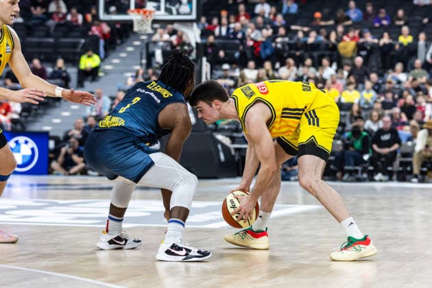 GER, BMW Top Four, Basketball BBL Pokal, semi-final, ALBA Berlin EWE Baskets Oldenburg 21 02 2026, SAP Garden, Munich, GER, BMW Top Four, Basketball BBL Pokal, semi-final, ALBA Berlin EWE Baskets Oldenburg Jonas Mattisseck ALBA Berlin 9 , Christopher Clemons EWE Baskets Oldenburg 3 Photo Alexander Trienitz Munich SAP Garden Bayern Germany