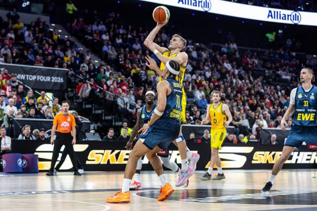 GER, BMW Top Four, Basketball BBL Pokal, semi-final, ALBA Berlin EWE Baskets Oldenburg 21 02 2026, SAP Garden, Munich, GER, BMW Top Four, Basketball BBL Pokal, semi-final, ALBA Berlin EWE Baskets Oldenburg Sam Griesel ALBA Berlin 5 , Nicholas Tischler EWE Baskets Oldenburg 11 Photo Alexander Trienitz Munich SAP Garden Bayern Germany
