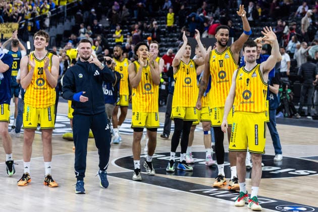 GER, BMW Top Four, Basketball BBL Pokal, Semifinal, ALBA Berlin EWE Baskets Oldenburg 21 02 2026, SAP Garden, Munich, GER, BMW Top Four, Basketball BBL Pokal, Semifinal, ALBA Berlin EWE Baskets Oldenburg Anton Nufer ALBA Berlin 20 , Jack Kayil ALBA Berlin 7 , Alex O Connell ALBA Berlin 3 , Norris Agbakoko ALBA Berlin 17 , Jonas Mattisseck ALBA Berlin 9 thank the fans Photo Alexander Trienitz Munich SAP Garden Bayern Germany