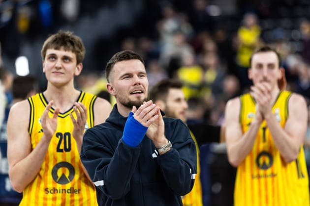 GER, BMW Top Four, Basketball BBL Pokal, semi-final, ALBA Berlin EWE Baskets Oldenburg 21 02 2026, SAP Garden, Munich, GER, BMW Top Four, Basketball BBL Pokal, semi-final, ALBA Berlin EWE Baskets Oldenburg Martin Hermannsson ALBA Berlin 15 thanks the fans Photo Alexander Trienitz Munich SAP Garden Bayern Germany
