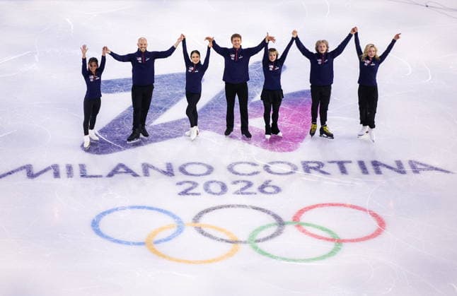 ITALY, MILAN - FEBRUARY 21, 2026: Pair skaters Ellie Kam and Daniel Danny O Shea, ice dancers Madison Chock and Evan Bates, Alysa Liu, Ilia Malinin and Amber Glenn (L-R) of the United States acknowledge the audience during the Figure skating, Eiskunstlauf exhibition gala at the 2026 Winter Olympic Games, Olympische Spiele, Olympia, OS at Milano Ice Skating Arena. Peter Kovalev TASS  89058211