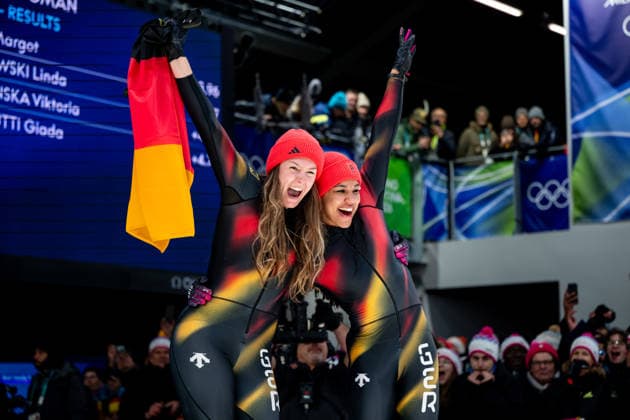 NOLTE Laura, LEVI Deborah (Deutschland) jubeln im Ziel ueber den Sieg und Gold Medaille, ITA, Olympische Spiele Milano Cortina 2026, Olympia, Zweierbob Frauen, Finale, 21.02.2026 ITA, Olympische Spiele Milano Cortina 2026, Olympia, Zweierbob Frauen, Finale, 21.02.2026 Cortina d Ampezzo *** NOLTE Laura, LEVI Deborah Germany celebrate victory and gold medal at the finish, ITA, Olympic Games Milano Cortina 2026, Olympia, two-man bobsleigh women, final, 21 02 2026 ITA, Olympic Games Milano Cortina 2026, Olympia, two-man bobsleigh women, final, 21 02 2026 Cortina d Ampezzo Copyright: xEibner-Pressefoto Memmlerx EP_MMR