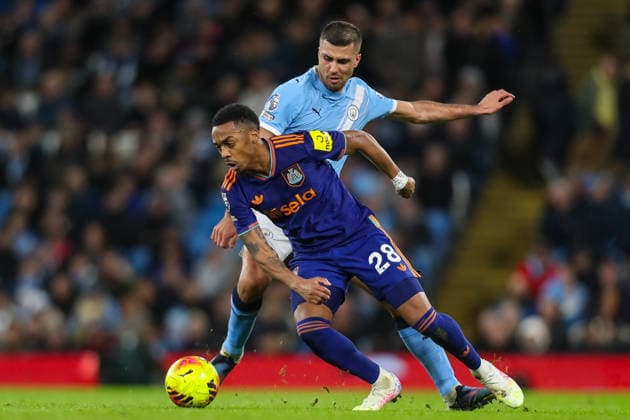 Manchester City v Newcastle United, Premier League Rodri Of Manchester City battles with Joe Willock Of Newcastle United during the Manchester City v Newcastle United Premier League match at the Etihad Stadium, Manchester, England on 21 February 2026 Credit: Lee Keuneke Every Second Media Editorial use only. All images are copyright Every Second Media Limited. No images may be reproduced without prior permission. All rights reserved. Premier League and Football League images are subject to licensing agreements with Football DataCo Limited. see https: www.football-dataco.com Copyright: xIMAGO EveryxSecondxMediax ESM-1811-0032 LeexKeunekex xEveryxSecondxMediax