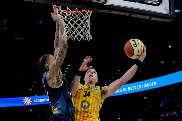 German Basketball BBL Cup, ALBA Berlin vs EWE Baskets Oldenburg, Berlin ALBA, Oldenburg EWE Baskets, 2026 02 21 in Munich SAP Garden BEAN Bennet ALBA Berlin Point Guard PG Nr33 BER33 , KYSER Michale EWE BASKETS Oldenburg Center C Nr12 OLD12 sportworld München SAP Garden Bayern Germany