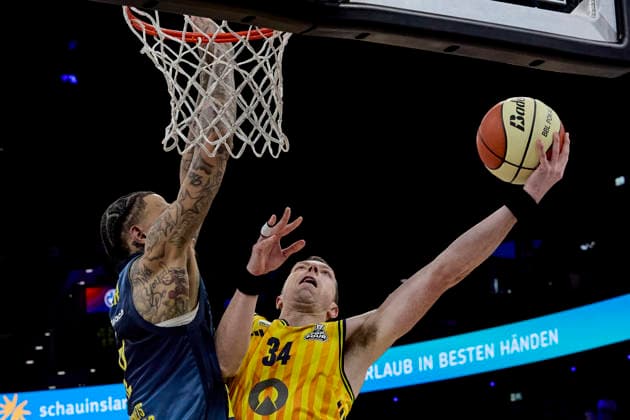 German Basketball BBL Cup, ALBA Berlin vs EWE Baskets Oldenburg, Berlin ALBA, Oldenburg EWE Baskets, 2026 02 21 in Munich SAP Garden BEAN Bennet ALBA Berlin Point Guard PG Nr33 BER33 , KYSER Michale EWE BASKETS Oldenburg Center C Nr12 OLD12 sportworld München SAP Garden Bayern Germany