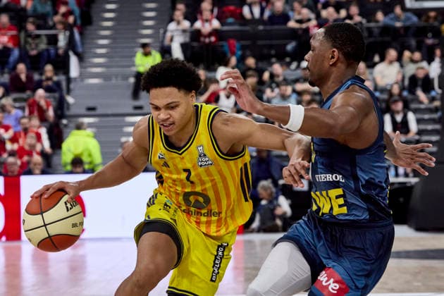 German Basketball BBL Cup, ALBA Berlin vs EWE Baskets Oldenburg, Berlin ALBA, Oldenburg EWE Baskets, 2026 02 21 in Munich SAP Garden KAYIL Jack ALBA Berlin Point Guard PG Nr7 BER7 , LOFTON Kyle EWE BASKETS Oldenburg Point Guard PG Nr0 OLD0 sportworld München SAP Garden Bayern Germany