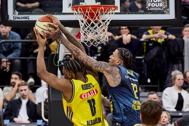 German Basketball BBL Cup, ALBA Berlin vs EWE Baskets Oldenburg, Berlin ALBA, Oldenburg EWE Baskets, 2026 02 21 in Munich SAP Garden ROBERTS J wan ALBA Berlin Center C Nr13 BER13 , KYSER Michale EWE BASKETS Oldenburg Center C Nr12 OLD12 sportworld Munich SAP Garden Bayern Germany