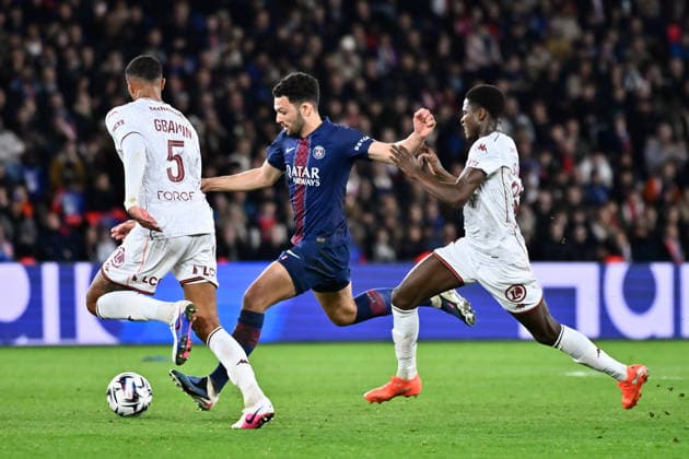 FOOTBALL : PSG vs Metz - Ligue 1 - 21 02 2026 Jean Philippe GBAMIN ( 5 - Metz ) and Goncalo Ramos ( 9 - PSG ) during the Ligue 1 match between Paris Saint Germain and FC Metz at Parc Des Princes on February 21 , 2026 in Paris, France. ( Photo by Federico Pestellini PsnewZ ) ParisFrance  Copyright: xFedericoxPestellinix