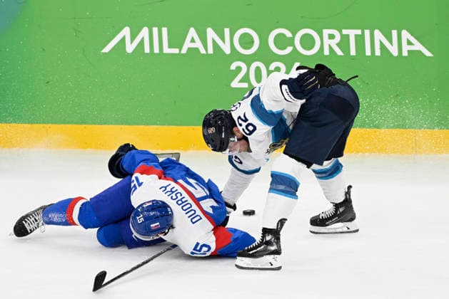 LKS 20260221 Dalibor Dvorsky of Slovakia (left) and Artturi Lehkonen of Finland fighting for the puck during the men s Ice hockey, Eishockey bronze medal match between Slovakia and Finland during the Milano Cortina Winter Olympics at the Milano Santa Giulia Ice Hockey Arena in Milan on February 21, 2026. - EMMI KORHONEN Milano Italy ArpnHxbxuvQ  Copyright: xEmmixKorhonenx ArpnHxbxuvQ
