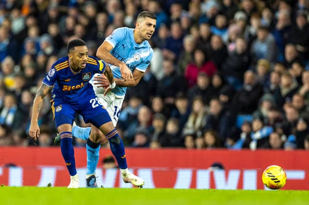 21st February 2026; Etihad Stadium, Manchester, Lancashire, England; Premier League Football, Manchester City versus Newcastle United; Joe Willock of Newcastle United under pressure from Rodri of Manchester City  TimxWilliams Content restricted for UK based newspaper