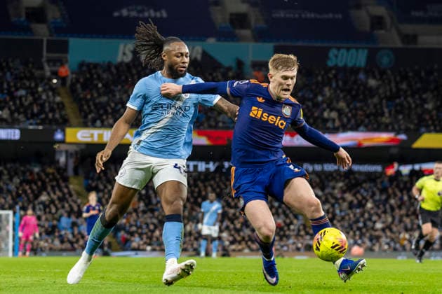21st February 2026; Etihad Stadium, Manchester, Lancashire, England; Premier League Football, Manchester City versus Newcastle United; Lewis Hall of Newcastle United under pressure from Antoine Semenyo of Manchester City  TimxWilliams Content restricted for UK based newspaper