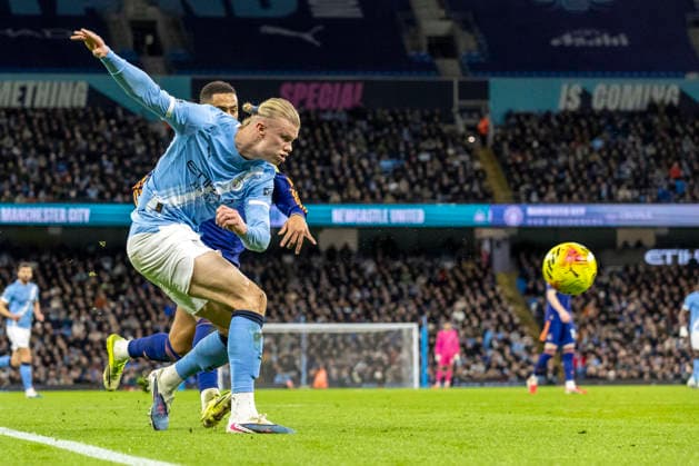 21st February 2026; Etihad Stadium, Manchester, Lancashire, England; Premier League Football, Manchester City versus Newcastle United; Erling Haland of Manchester City crosses the ball  TimxWilliams Content restricted for UK based newspaper