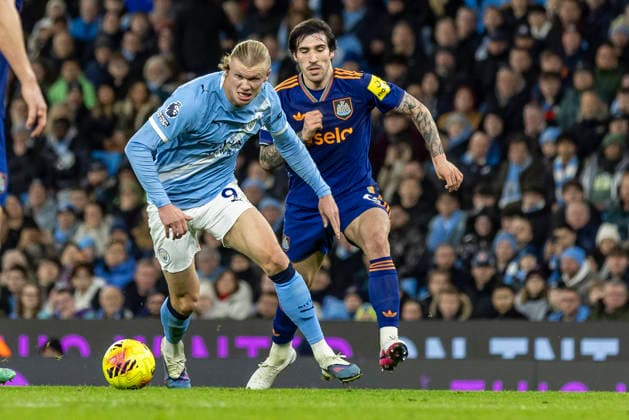 21st February 2026; Etihad Stadium, Manchester, Lancashire, England; Premier League Football, Manchester City versus Newcastle United; Erling Haland of Manchester City under pressure from Sandro Tonali of Newcastle United  TimxWilliams Content restricted for UK based newspaper