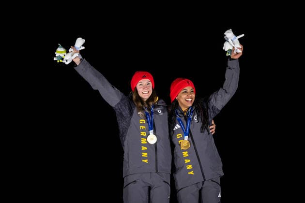 NOLTE Laura, LEVI Deborah (Deutschland) jubeln auf dem Podium bei der Siegerehrung ueber den Sieg und Gold Medaille, ITA, Olympische Spiele Milano Cortina 2026, Olympia, Zweierbob Frauen, Finale, 21.02.2026 ITA, Olympische Spiele Milano Cortina 2026, Olympia, Zweierbob Frauen, Finale, 21.02.2026 Cortina d Ampezzo *** NOLTE Laura, LEVI Deborah Germany cheering on the podium at the award ceremony for the victory and gold medal, ITA, Olympic Games Milano Cortina 2026, Olympia, two-man bobsleigh women, final, 21 02 2026 ITA, Olympic Games Milano Cortina 2026, Olympia, two-man bobsleigh women, final, 21 02 2026 Cortina d Ampezzo Copyright: xEibner-Pressefoto Memmlerx EP_MMR