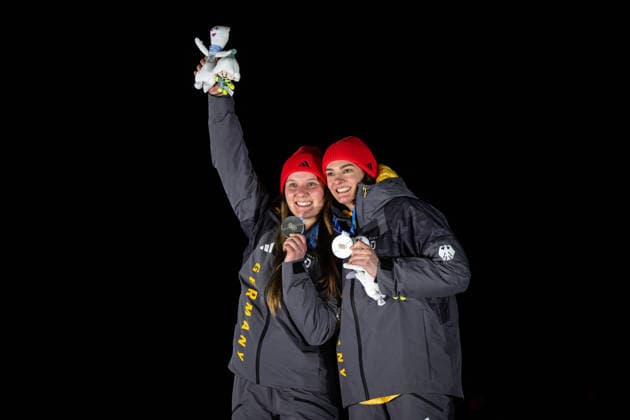 BUCKWITZ Lisa, SCHUTEN Neele (Deutschland) jubeln auf dem Podium bei der Siegerehrung ueber Platz 2 und Silber Medaille, ITA, Olympische Spiele Milano Cortina 2026, Olympia, Zweierbob Frauen, Finale, 21.02.2026 ITA, Olympische Spiele Milano Cortina 2026, Olympia, Zweierbob Frauen, Finale, 21.02.2026 Cortina d Ampezzo *** BUCKWITZ Lisa, SCHUTEN Neele Germany cheering on the podium at the award ceremony for second place and silver medal, ITA, Olympic Games Milano Cortina 2026, Olympics, two-man bobsleigh women, final, 21 02 2026 ITA, Olympic Games Milano Cortina 2026, Olympics, two-man bobsleigh women, final, 21 02 2026 Cortina d Ampezzo Copyright: xEibner-Pressefoto Memmlerx EP_MMR