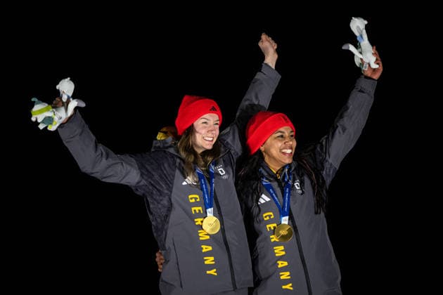 NOLTE Laura, LEVI Deborah (Deutschland) jubeln auf dem Podium bei der Siegerehrung ueber den Sieg und Gold Medaille, ITA, Olympische Spiele Milano Cortina 2026, Olympia, Zweierbob Frauen, Finale, 21.02.2026 ITA, Olympische Spiele Milano Cortina 2026, Olympia, Zweierbob Frauen, Finale, 21.02.2026 Cortina d Ampezzo *** NOLTE Laura, LEVI Deborah Germany cheering on the podium at the award ceremony for the victory and gold medal, ITA, Olympic Games Milano Cortina 2026, Olympia, two-man bobsleigh women, final, 21 02 2026 ITA, Olympic Games Milano Cortina 2026, Olympia, two-man bobsleigh women, final, 21 02 2026 Cortina d Ampezzo Copyright: xEibner-Pressefoto Memmlerx EP_MMR