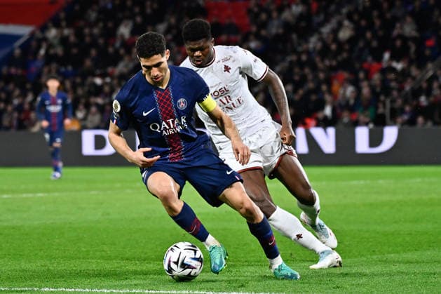 FOOTBALL : PSG vs Metz - Ligue 1 - 21 02 2026 Achraf Hakimi ( 2 - PSG ) and Terry YEGBE ( 15 - Metz ) during the Ligue 1 match between Paris Saint Germain and FC Metz at Parc Des Princes on February 21 , 2026 in Paris, France. ( Photo by Federico Pestellini PsnewZ ) ParisFrance  Copyright: xFedericoxPestellinix
