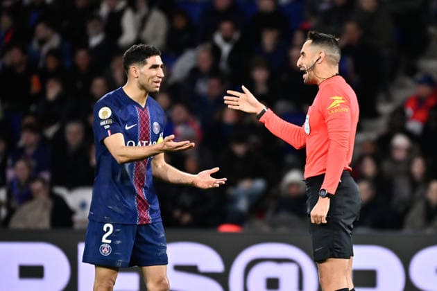 FOOTBALL : PSG vs Metz - Ligue 1 - 21 02 2026 Abdelatif KHERRADJI ( referee ) talks with Achraf Hakimi ( 2 - PSG ) during the Ligue 1 match between Paris Saint Germain and FC Metz at Parc Des Princes on February 21 , 2026 in Paris, France. ( Photo by Federico Pestellini PsnewZ ) ParisFrance  Copyright: xFedericoxPestellinix
