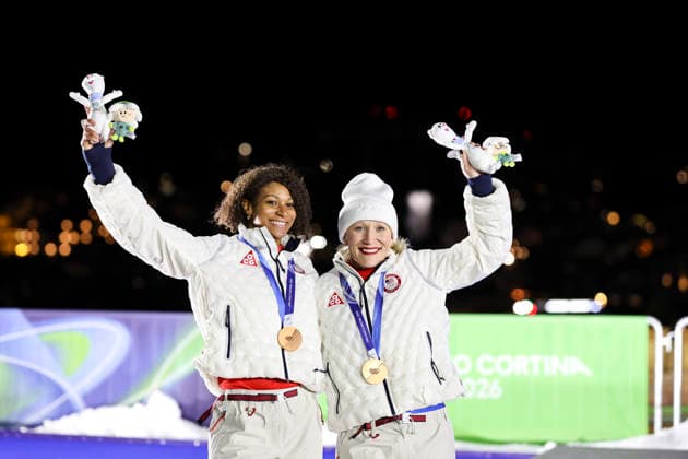 OLYMPICS - Winter Olympic Games, Olympische Spiele, Olympia, OS Milano Cortina 2026 CORTINA D AMPEZZO,ITALY,21.FEB.26 - OLYMPICS, BOBSLEIGH - Winter Olympic Games Milano Cortina 2026, 2-woman, heat 3 and 4, medal ceremony. Image shows the rejoicing of Jasmine Jones and Kaillie Armbruster Humphries (USA). Keywords: medal, mascot.  GEPAxpictures xMaticxKlansek