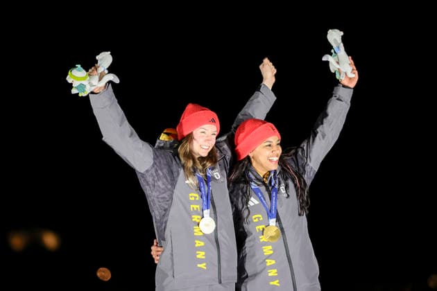 OLYMPICS - Winter Olympic Games, Olympische Spiele, Olympia, OS Milano Cortina 2026 CORTINA D AMPEZZO,ITALY,21.FEB.26 - OLYMPICS, BOBSLEIGH - Winter Olympic Games Milano Cortina 2026, 2-woman, heat 3 and 4, medal ceremony. Image shows the rejoicing of Levi Deborah and Laura Nolte (GER). Keywords: medal.  GEPAxpictures xMaticxKlansek