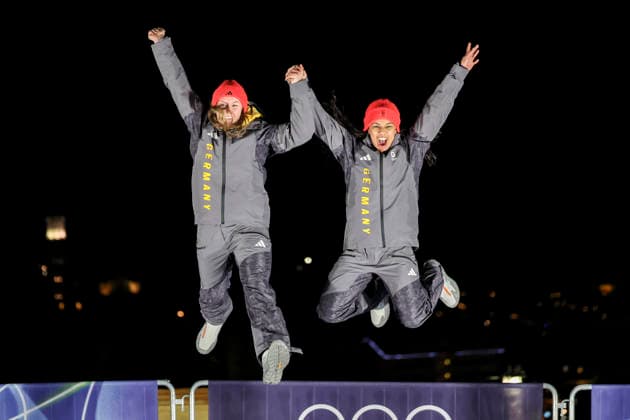 OLYMPICS - Winter Olympic Games, Olympische Spiele, Olympia, OS Milano Cortina 2026 CORTINA D AMPEZZO,ITALY,21.FEB.26 - OLYMPICS, BOBSLEIGH - Winter Olympic Games Milano Cortina 2026, 2-woman, heat 3 and 4, medal ceremony. Image shows the rejoicing of Levi Deborah and Laura Nolte (GER). Keywords: medal.  GEPAxpictures xMaticxKlansek
