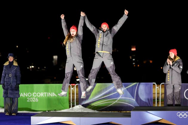 OLYMPICS - Winter Olympic Games, Olympische Spiele, Olympia, OS Milano Cortina 2026 CORTINA D AMPEZZO,ITALY,21.FEB.26 - OLYMPICS, BOBSLEIGH - Winter Olympic Games Milano Cortina 2026, 2-woman, heat 3 and 4, medal ceremony. Image shows the rejoicing of Levi Deborah and Laura Nolte (GER). Keywords: medal.  GEPAxpictures xMaticxKlansek