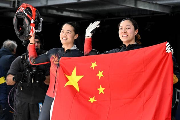 Cortina d Ampezzo, Italy, February 21th 2026. Mingming Huai and Xuan Wang of China celebrate in finish after the Bobsleight 2-woman Heat 3 and 4 race of the Olympic Winter games, Winterspiele,Spiele, Summer games 2026 in Cortina d Ampezzo, Italy. (Photo by Igor Kupljenik Sports Press Photo)  Copyright: xIgorxKupljenikx xSPPx Sportspressphoto_SPR95790