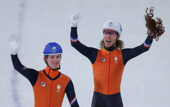 (260221) -- MILAN, Feb. 21, 2026 -- Jorrit Bergsma (R) of the Netherlands and teammate Stijn van de Bunt greet the spectators after the Speed skating, Eisschnelllauf men s mass start final at the Milan-Cortina 2026 Olympic Winter games, Winterspiele,Spiele, Summer games in Milan, Italy, Feb. 21, 2026. ) (MICO2026)ITALY-MILAN-OLYMPIC WINTER GAMES-SPEED SKATING-MEN S MASS START DuxXiaoyi 