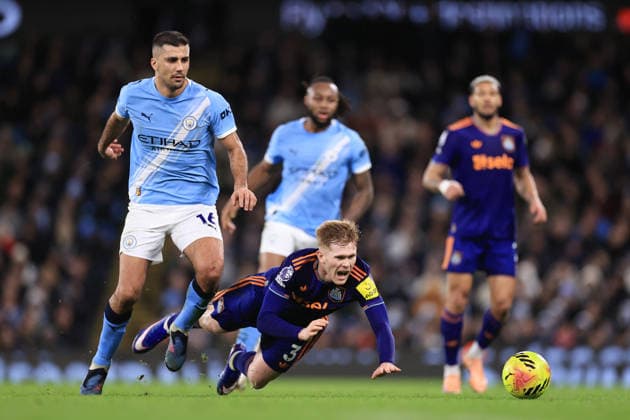 Fußball Premier League Manchester City gegen Newcastle United 21. Februar 2026 Premier League Manchester City gegen Newcastle United Rodri von Manchester City foult Lewis Hall von Newcastle United Foto Simon Stacpoole Abseits Manchester UK  Copyright: xSimonxStacpoolexOffside