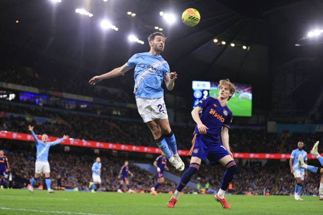 Fußball Premier League Manchester City gegen Newcastle United 21. Februar 2026 Premier League Manchester City gegen Newcastle United Bernardo Silva von Manchester City gewinnt einen Kopfball gegen Anthony Gordon von Newcastle United Foto Simon Stacpoole Abseits Manchester UK  Copyright: xSimonxStacpoolexOffside