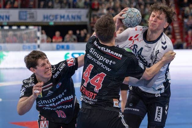 Lasse Moller SG Flensburg Handewitt, 64 with Christoph Steinert HC Erlangen, 44 in duel Florian Scheerer HC Erlangen, 10 HC Erlangen vs SG Flensburg Handewitt, Handball, 1 Handball Bundesliga, Saison 2025 2026, 22 Spieltag, 21 02 2026 HC Erlangen vs SG Flensburg Handewitt, Handball, 1 Handball Bundesliga, Saison 2025 2026, 22 Spieltag, 21 02 2026 Nuernberg Copyright: xEibner-Pressefoto ArdanxFuessmanx EP_AFN
