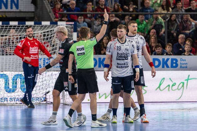2-minute time penalty for Adin Faljic SG Flensburg Handewitt, 19 with subsequent red card Benjamin Buric SG Flensburg Handewitt, 01 Marek Nissen HC Erlangen, 06 HC Erlangen vs SG Flensburg Handewitt, Handball, 1 Handball Bundesliga, 2025 2026 season, 22 Matchday, 21 02 2026 HC Erlangen vs SG Flensburg Handewitt, Handball, 1 Handball Bundesliga, 2025 2026 season, 22 Matchday, 21 02 2026 Nuernberg Copyright: xEibner-Pressefoto ArdanxFuessmanx EP_AFN