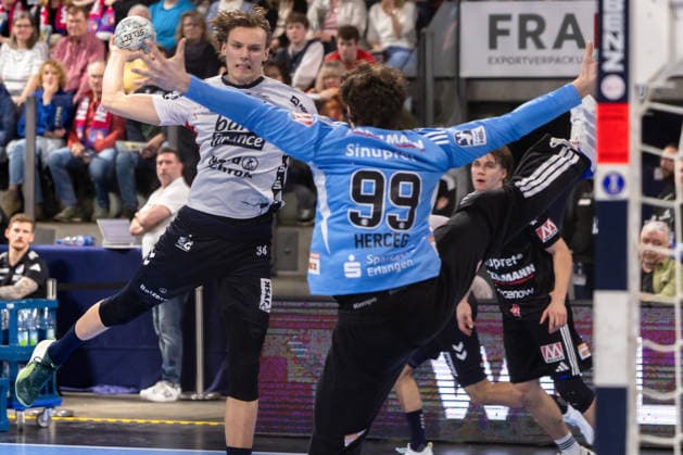Thilo Knutzen SG Flensburg Handewitt, 34 on Tin Herceg HC Erlangen, 99 HC Erlangen vs SG Flensburg Handewitt, Handball, 1 Handball Bundesliga, Season 2025 2026, 22 Matchday, 21 02 2026 HC Erlangen vs SG Flensburg Handewitt, Handball, 1 Handball Bundesliga, Season 2025 2026, 22 Matchday, 21 02 2026 Nuremberg Copyright: xEibner-Pressefoto ArdanxFuessmanx EP_AFN