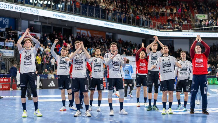The team from Flensburg thanks the fans after the victory HC Erlangen vs SG Flensburg Handewitt, Handball, 1 Handball Bundesliga, Season 2025 2026, 22 Matchday, 21 02 2026 HC Erlangen vs SG Flensburg Handewitt, Handball, 1 Handball Bundesliga, Season 2025 2026, 22 Matchday, 21 02 2026 Nuremberg Copyright: xEibner-Pressefoto ArdanxFuessmanx EP_AFN