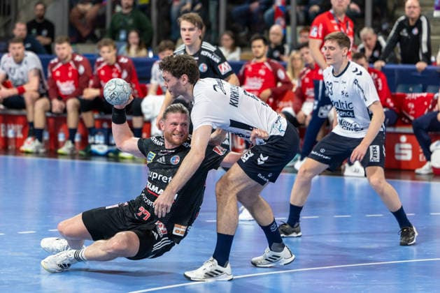With full body effort by Maciej Gebala HC Erlangen, 77 in duel with Niclas Kirkelokke SG Flensburg Handewitt, 05 Domen Novak SG Flensburg Handewitt, 63 HC Erlangen vs SG Flensburg Handewitt, Handball, 1 Handball Bundesliga, 2025 2026 season, 22 Matchday, 21 02 2026 HC Erlangen vs SG Flensburg Handewitt, Handball, 1 Handball Bundesliga, 2025 2026 season, 22 Matchday, 21 02 2026 Nuernberg Copyright: xEibner-Pressefoto ArdanxFuessmanx EP_AFN