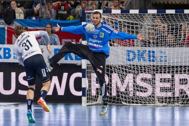 Khalifa Ghedbane HC Erlangen, 96 holds the throw of Emil Jakobsen SG Flensburg Handewitt, 31 HC Erlangen vs SG Flensburg Handewitt, Handball, 1 Handball Bundesliga, Season 2025 2026, 22 Matchday, 21 02 2026 HC Erlangen vs SG Flensburg Handewitt, Handball, 1 Handball Bundesliga, Season 2025 2026, 22 Matchday, 21 02 2026 Nuremberg Copyright: xEibner-Pressefoto ArdanxFuessmanx EP_AFN