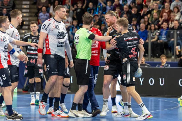 Referee tries to separate the two teams after differences of opinion Domen Novak SG Flensburg Handewitt, 63 Sander Andreassen Overjordet HC Erlangen, 08 Maciej Gebala HC Erlangen, 77 HC Erlangen vs SG Flensburg Handewitt, Handball, 1 Handball Bundesliga, 2025 2026 season, 22 Matchday, 21 02 2026 HC Erlangen vs SG Flensburg Handewitt, Handball, 1 Handball Bundesliga, 2025 2026 season, 22 Matchday, 21 02 2026 Nuernberg Copyright: xEibner-Pressefoto ArdanxFuessmanx EP_AFN