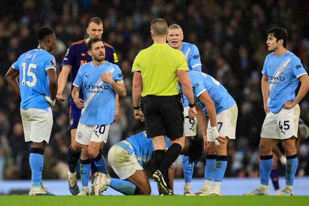 Manchester City v Newcastle United, Premier League Erling Haaland (9) and Bernardo Silva (20) of Manchester City make their views known to referee Thomas Bramall during the Premier League match between Manchester City and Newcastle United at the Etihad Stadium, Manchester, UK on 21 February 2026. Manchester Etihad Stadium Manchester UK Editorial use only DataCo restrictions apply See www.football-dataco.com , Copyright: xConorxMolloyx PSI-23787-0057