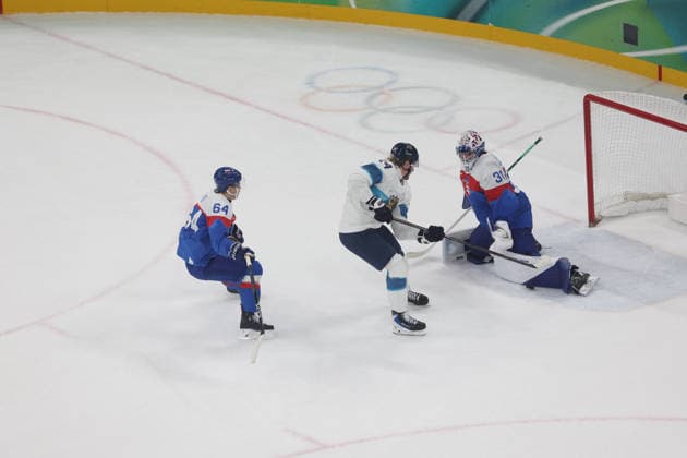 Ice hockey, Eishockey Men Roope Hintz and Samuel Hlavaj participate in the Ice Hockey Men s Bronze Medal Game between Slovakia and Finland on day fifteen of the Milano Cortina 2026 Winter Olympic Games, Olympische Spiele, Olympia, OS at Milano Santagiulia Ice Hockey Arena in Milan, Italy, on February 21, 2026. Milano Italy  Copyright: xMattiaxMarteganix originalFilename:martegani-serieami260221_npMei.jpg