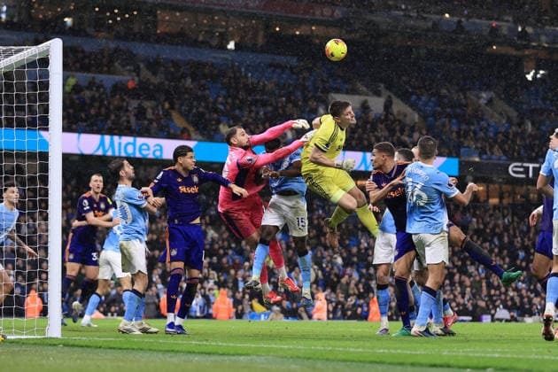Fußball Premier League Manchester City gegen Newcastle United 21. Februar 2026 Premier League Manchester City gegen Newcastle United Newcastle Uniteds Torhüter Nick Pope fordert Manchester Citys Torhüter Gianluigi Donnarumma zum Kampf heraus Foto Simon Stacpoole Abseits Manchester UK  Copyright: xSimonxStacpoolexOffside