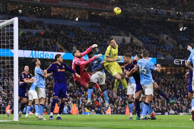 Fußball Premier League Manchester City gegen Newcastle United 21. Februar 2026 Premier League Manchester City gegen Newcastle United Newcastle Uniteds Torhüter Nick Pope fordert Manchester Citys Torhüter Gianluigi Donnarumma zum Kampf heraus Foto Simon Stacpoole Abseits Manchester UK  Copyright: xSimonxStacpoolexOffside