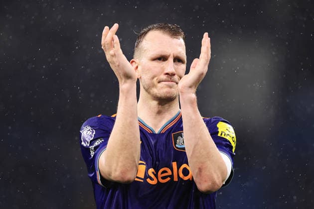 Fußball Premier League Manchester City gegen Newcastle United 21. Februar 2026 Premier League Manchester City gegen Newcastle United Dan Burn von Newcastle United applaudiert den Fans nach dem Spiel Foto Simon Stacpoole Abseits Manchester UK  Copyright: xSimonxStacpoolexOffside