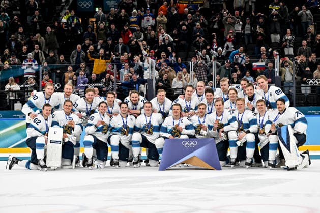 MILAN, ITALY - FEBRUARY 21: Finland™s players celebrate winning the bronze medal during the Ice hockey, Eishockey Men™s Bronze Medal Game match between Slovakia and Finland on day fifteen of the Milano Cortina 2026 Winter Olympic Games, Olympische Spiele, Olympia, OS at Milano Santagiulia Ice Hockey Arena on February 21, 2026 in Milan, Italy. Milan Milano Santagiulia Ice Hockey Arena Italy *** MILAN, ITALY FEBRUARY 21 Finland™s players celebrate winning the bronze medal during the Ice Hockey Men™s Bronze Medal Game match between Slovakia and Finland on day fifteen of the Milano Cortina 2026 Winter Olympic games at Milano Santagiulia Ice Hockey Arena on February 21, 2026 in Milan, Italy Milan Milano Santagiulia Ice Hockey Arena Italy Copyright: xJustPictures.ch AndreaxBrancax jp-en-EuSpIm-AB-AAB_966021022026
