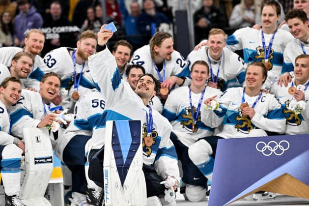 MILAN, ITALY - FEBRUARY 21: goalkeeper Juuse Saros of Finland takes a team picture during the Ice hockey, Eishockey Men™s Bronze Medal Game match between Slovakia and Finland on day fifteen of the Milano Cortina 2026 Winter Olympic Games, Olympische Spiele, Olympia, OS at Milano Santagiulia Ice Hockey Arena on February 21, 2026 in Milan, Italy. Milan Milano Santagiulia Ice Hockey Arena Italy *** MILAN, ITALY FEBRUARY 21 goalkeeper Juuse Saros of Finland takes a team picture during the Ice Hockey Men™s Bronze Medal Game match between Slovakia and Finland on day fifteen of the Milano Cortina 2026 Winter Olympic games at Milano Santagiulia Ice Hockey Arena on February 21, 2026 in Milan, Italy Milan Milano Santagiulia Ice Hockey Arena Italy Copyright: xJustPictures.ch AndreaxBrancax jp-en-EuSpIm-AB-AAB_977821022026