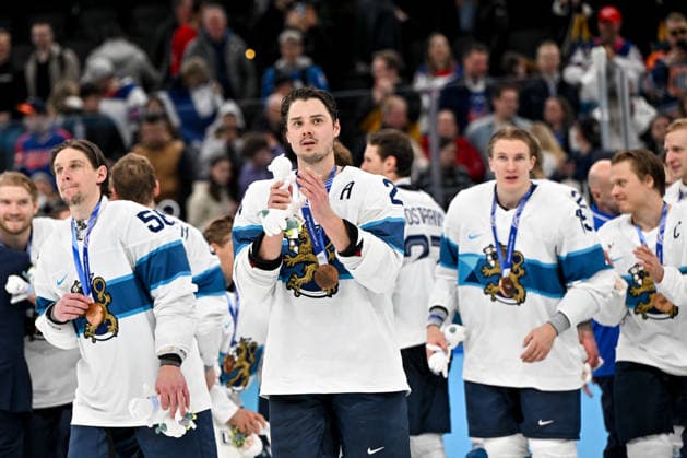 MILAN, ITALY - FEBRUARY 21: Sebastian Aho of Finland celebrate winning the bronze medal during the Ice hockey, Eishockey Men™s Bronze Medal Game match between Slovakia and Finland on day fifteen of the Milano Cortina 2026 Winter Olympic Games, Olympische Spiele, Olympia, OS at Milano Santagiulia Ice Hockey Arena on February 21, 2026 in Milan, Italy. Milan Milano Santagiulia Ice Hockey Arena Italy *** MILAN, ITALY FEBRUARY 21 Sebastian Aho of Finland celebrate winning the bronze medal during the Ice Hockey Men™s Bronze Medal Game match between Slovakia and Finland on day fifteen of the Milano Cortina 2026 Winter Olympic games at Milano Santagiulia Ice Hockey Arena on February 21, 2026 in Milan, Italy Milan Milano Santagiulia Ice Hockey Arena Italy Copyright: xJustPictures.ch AndreaxBrancax jp-en-EuSpIm-AB-AAB_985821022026