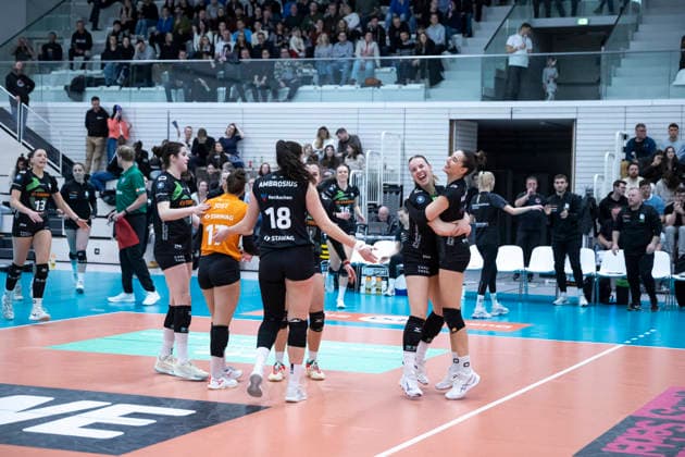 1 Volleyball Bundesliga Women Schwarz Weiss Erfurt vs Ladies in Black Aachen Erfurt 21 02 2026 Cheering, Marit Zander 3 Ladies in Black Aachen left and Zoi Mavrommatis 8 Ladies in Black Aachen right both right 1 Volleyball Bundesliga Women Schwarz Weiss Erfurt vs Ladies in Black Aachen Riethsporthalle Erfurt 21 02 2026 Copyright: xBEAUTIFULxSPORTS Duehringx