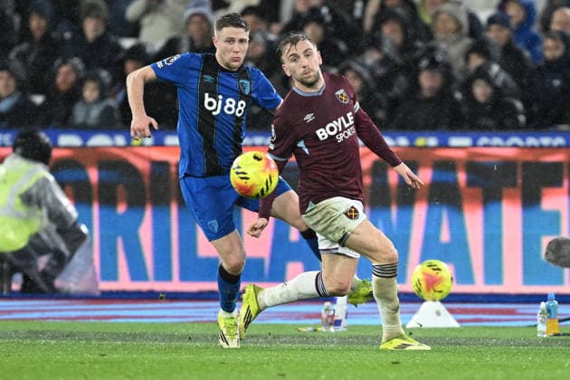 West Ham United v Bournemouth, Premier League AFC Bournemouth defender Adrien Truffert (3) and West Ham United forward Jarrod Bowen (20) during the Premier League match between West Ham United and Bournemouth at the London Stadium, London, UK on 21 February 2026. London London Stadium UK Editorial use only DataCo restrictions apply See www.football-dataco.com , Copyright: xSimonxTraylenx PSI-23788-0084
